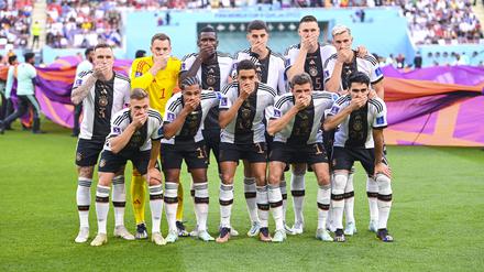 Die deutschen Spieler hielten sich beim Mannschaftsfoto die Hände vor den Mund. 