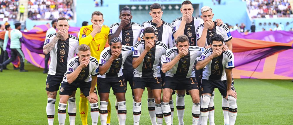 Die deutschen Spieler hielten sich beim Mannschaftsfoto die Hände vor den Mund. 