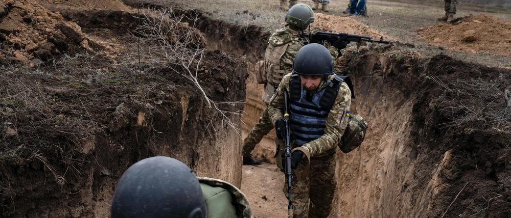 Ukrainische Soldaten der Brigade 63 beim Training.