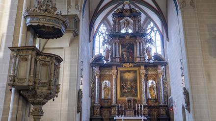 Kanzel und Altar in einer katholischen Kirche. (Symbolbild) 