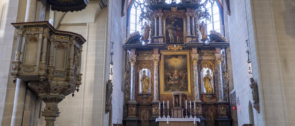 Kanzel und Hochaltar in der katholischen Pfarrkirche St. Severi Erfurt Thüringen Deutschland.