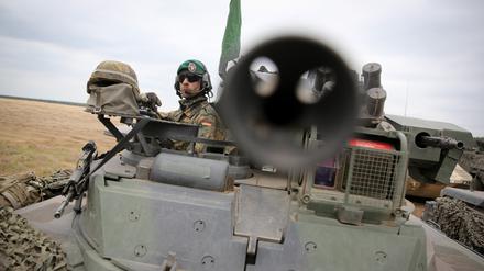 Ein deutscher Soldat auf einem Truppenübungsplatz in der Nähe des polnischen Ortes Sagan. 