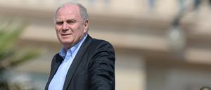 Uli Hoeneß bei einem Besuch des Trainingslagers des FC Bayern in Doha im Jahr 2017.
