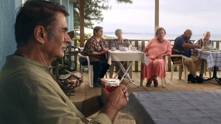 Amnon (Gia Agumava, links) auf der Terrasse seines Cafés.