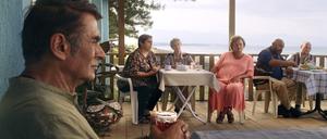 Amnon (Gia Agumava, links) auf der Terrasse seines Cafés.