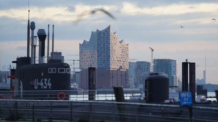 Die Elbphilharmonie ist im Morgengrauen vom Fischmarkt aus im Hamburger Hafen zu sehen.