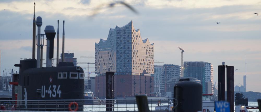 Die Elbphilharmonie ist im Morgengrauen vom Fischmarkt aus im Hamburger Hafen zu sehen.