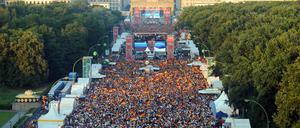 ARCHIV - 29.06.2008, Berlin: Bundestrainer Joachim Löw ist auf der Fanmeile am Brandenburger Tor vor dem Finale der Fußball-Europameisterschaft zwischen Deutschland und Spanien auf der Videowand zu sehen. Deutschlands bekannteste Fußball-Fanmeile am Brandenburger Tor wird ab Ende der Woche aufgebaut. (zu "Aufbau der WM-Fanmeile am Brandenburger Tor beginnt Ende der Woche" vom 10.06.2018) Foto: Gero Breloer/dpa +++ dpa-Bildfunk +++
