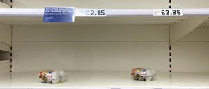 Leere Eierregale in einer Tesco-Filiale (Symbolbild).