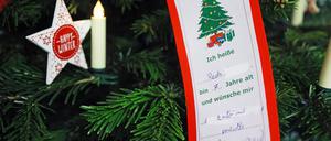 Groß-Gerau 03.12.2018: Wunschweihnachtsbaum wurde geschmückt Maria van de Rakt sieht die Wünsche am Weihnachtsbaum durch *** Groß Gerau 03 12 2018 Wish Christmas tree was decorated Maria van de Rakt sees the wishes on the Christmas tree through  