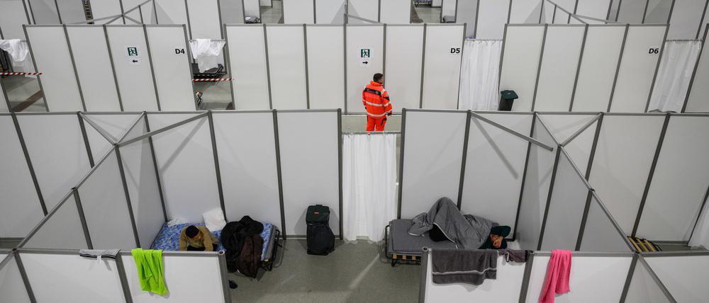 In der Messehalle 4 der Messe Dresden sind derzeit Geflüchtete untergebracht.