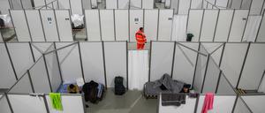 Trennwände stehen in der Messehalle 4 in der Messe Dresden. Flüchtlinge sind derzeit in der Halle untergebracht (Bild aus dem November 2022).