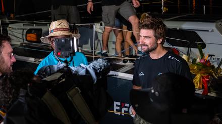 Boris Herrmann bei seiner nächtlichen Ankunft in Guadeloupe. Er wurde 24. 