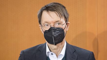 Gesundheitsminister Karl Lauterbach SPD bei einer Sitzung des Bundeskabinetts im Kanzleramt in Berlin.