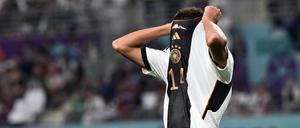 Deutscher Nationalspieler Jamal Musiala zieht beim WM-Vorrundenspiel gegen Japan sein Trikot über sein Gesicht