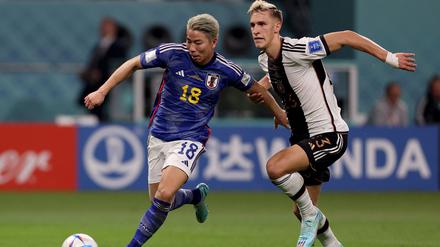 Takuma Asano hängte Nico Schlotterbeck ab und erzielte das 2:1 für Japan.