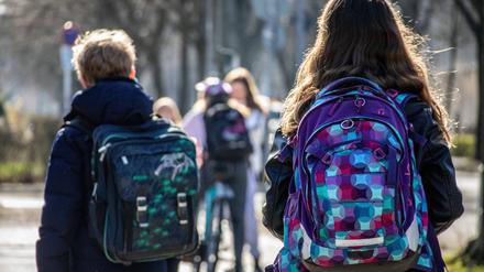 Viel Kontakt und ein enges Aufeinandertreffen erhöhen die Ansteckungsgefahren in Schulen heißt die Kritik aus dem Lehrerverband.