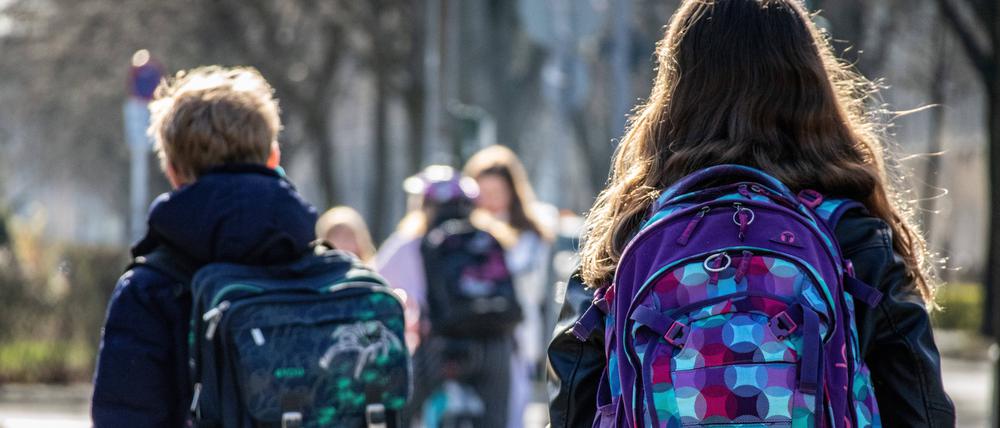 Viel Kontakt und ein enges Aufeinandertreffen erhöhen die Ansteckungsgefahren in Schulen heißt die Kritik aus dem Lehrerverband.