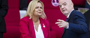 Bundesinnenministerin Nancy Faeser neben Fifa-Präsident Gianni Infantino