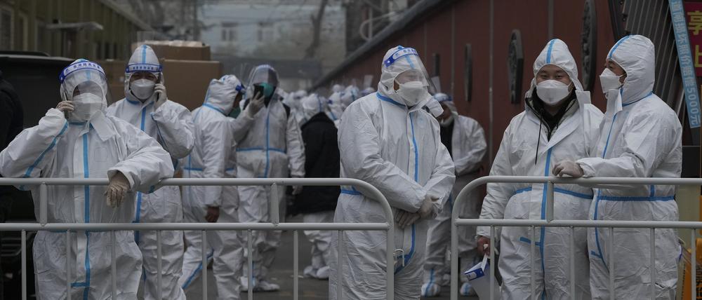 Arbeiter in Schutzanzügen bereiten sich in Peking im Rahmen der Corona-Kontrollen auf ihren Einsatz in einem abgesperrten Viertel vor. (Archivbild)
