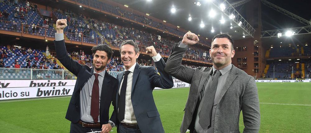 Josh Wander, Juan Arciniegas und Adam Weiss (von links nach rechts) von 777 Partners präsentieren sich im Stadion des CFC Genua.