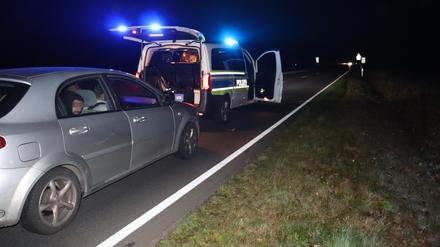 Aus Syrien in die Lausitz: Kurz nach der Verfolgungsjagd wärmen sich die Flüchtlinge bei Minusgraden im Auto auf.