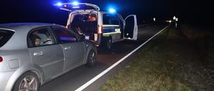 Aus Syrien in die Lausitz: Kurz nach der Verfolgungsjagd wärmen sich die Flüchtlinge bei Minusgraden im Auto auf. 