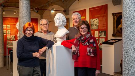 Vier von rund 50 Ehrenamtlichen, die die Mendelssohn Remise am Laufen halten.