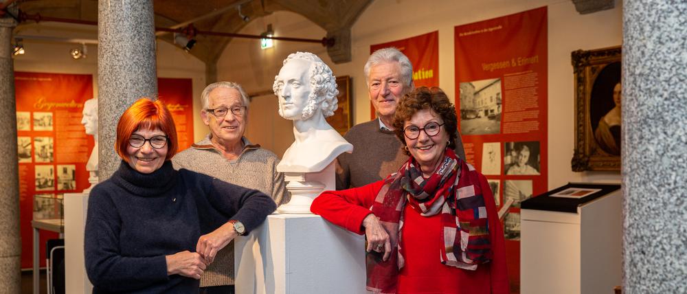 Vier von rund 50 Ehrenamtlichen, die die Mendelssohn Remise am Laufen halten.