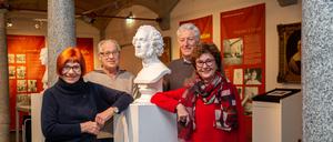 Vier von rund 50 Ehrenamtlichen, die die Mendelssohn Remise am Laufen halten.
