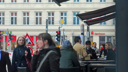 Fußgänger am Hackeschen Markt.