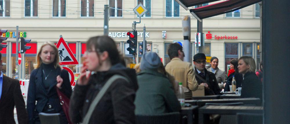 Fußgänger am Hackeschen Markt.