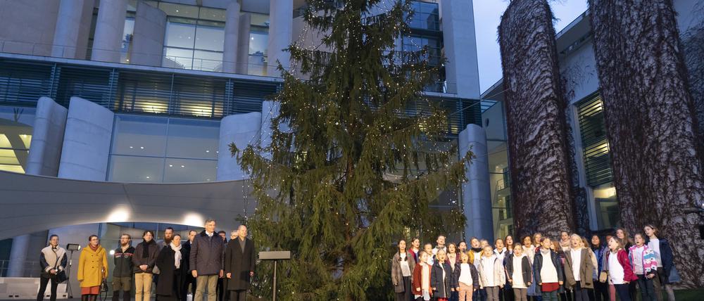 Übergabe Weihnachtsbaum 2022 an das Bundeskanzleramt in Anwesenheit von Bundeskanzler Olaf Scholz, begleitet durch einen Kinderchor.