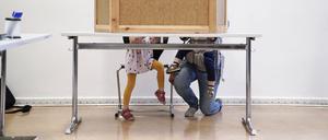  Wahlen in Deutschland Mutter mit zwei Kindern in der Wahlkabine - Deutschland waehlt - Symbolbild Wahlen in Deutschland, Buergerinnen und Buerger waehlen in Wahllokalen heute fuer den Bundestag das Abgeordnetenhaus in Berlin und den Landtag in einigen Laendern Berlin Berlin Deutschland *** Elections in Germany Mother with two children in the voting booth Germany votes Symbolic image Elections in Germany, citizens vote in polling stations today for the Bundestag the House of Representatives in Berlin and the State Parliament in some states Berlin Berlin Germany