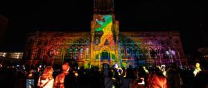 Im Beisein des Regierenden Bürgermeisters Müller (SPD) wurde am Abend die neue Image-Kampagne der Stadt am roten Rathaus vorgestellt. Statt «Be Berlin» heißt es künftig «Wir sind ein Berlin». +++ dpa-Bildfunk +++