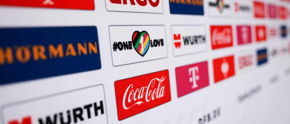 Die Werbetafel mit den Sponsoren hängt im Medienzentrum der Nationalmannschaft in Katar.