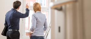 Wer ein Geschäft über einen Immobilienmakler abwickelt, weiß oft nicht, welche vertraglichen Regelungen geläufig und auch rechtens sind