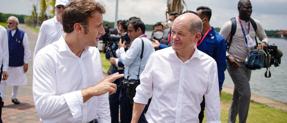 Emmanuel Macron (vl), Präsident von Frankreich, und Bundeskanzler Olaf Scholz (SPD), unterhalten sich am Rande des G20-Gipfels im Tahura Ngurah Rai Mangrovenwald.