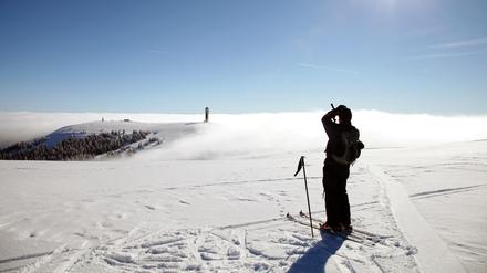 So einsam kann es dieses Jahr sein: Ein Skiwanderer genießt die Aussicht vom Gipfel des Feldbergs.