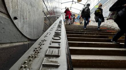 Bisher gibt es nur einen Zugang zu den S-Bahnzügen: Doch ab 2026 wird die Bahnbrücke ersetzt, der Bahnhof saniert. Ein zweiter Zugang am anderen Bahnsteigende macht dann Sinn.