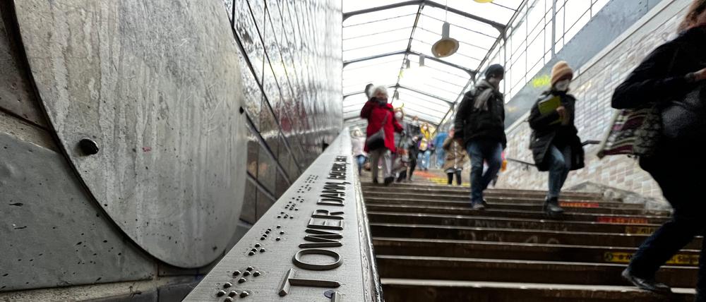 Bisher gibt es nur einen Zugang zu den S-Bahnzügen in Zehlendorf. Doch ab 2026 wird die Bahnbrücke ersetzt, der Bahnhof saniert. Ein zweiter Zugang am anderen Bahnsteigende macht dann Sinn.