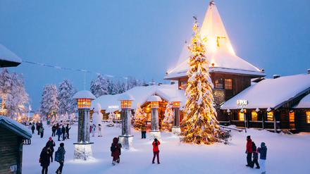Der zentrale Platz des Santa Claus Village in Rovaniemi.