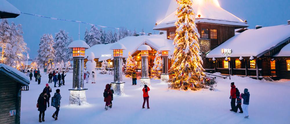 Der zentrale Platz des Santa Claus Village in Rovaniemi.