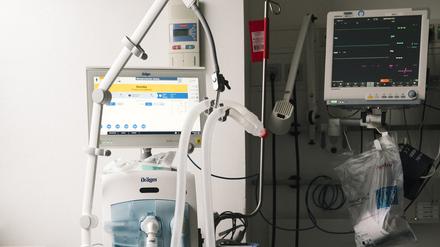 Beatmungsgerät auf einer Intensivstation.