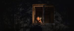 Eine 70-jährige Frau aus Borodyanka harrt während der Stromausfälle mit einer Kerze als Lichtquelle aus.