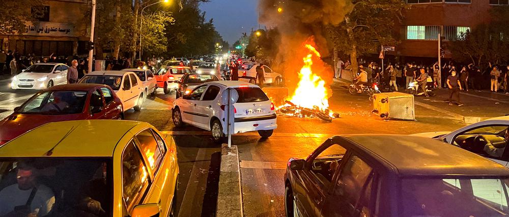 Ein Polizeimotorrad brennt während der Proteste gegen die Tötung von Jina Mahsa Amini.