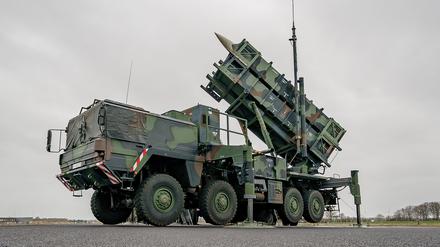 Ein gefechtsbereites Flugabwehrraketensystem vom Typ Patriot des Flugabwehrraketengeschwaders 1 der Bundeswehr steht auf dem Flugfeld des Militärflughafens Schwesing.