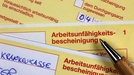 Wer kündigt und sich während der gesamten Kündigungsfrist krankschreiben lässt, riskiert, kein Gehalt mehr zu bekommen.