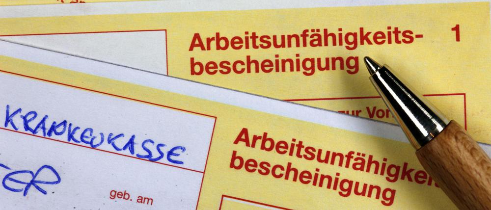 Hat ab 1. Januar 2023 ausgedient. Der gelbe Papierschein wird durch das eAU-Verfahren abgelöst. (Archivbild)