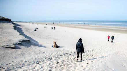 Winterliche Spaziergänger am Strandabschnitt der Weißen Düne.